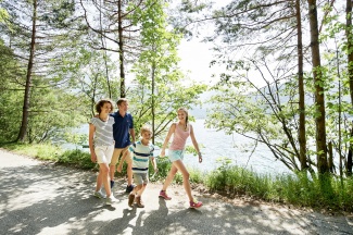 Mit der Familie im Urlaub rund um den Achensee spazieren ...